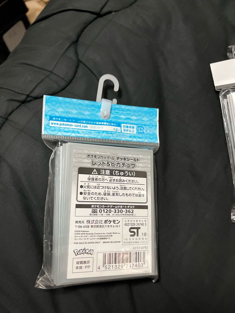 Pokémon Card Sleeve Red & Pikachu