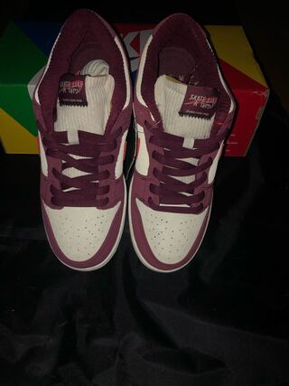 スケートライク ア ガール × ナイキ SBダンク ロー プロ "ダーク ビートルート" サミットホワイト/ベアリーローズ/ユニバーシティレッド 25cm