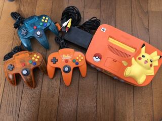 ニンテンドー64 ピカチュウイエローver 本体　& コントローラー　3  つ