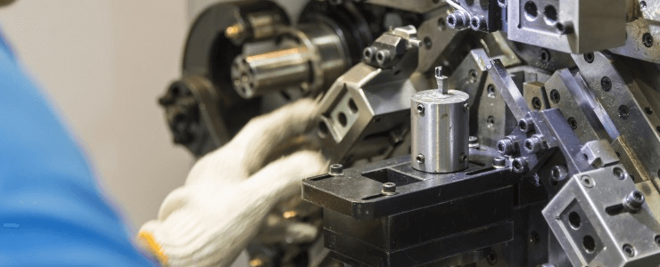 工場の仕事の大きな要 プレスブレーキによる金属加工とは