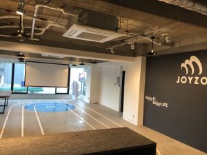 増床されたジョイゾーのオフィス。プロジェクターが用意されている。