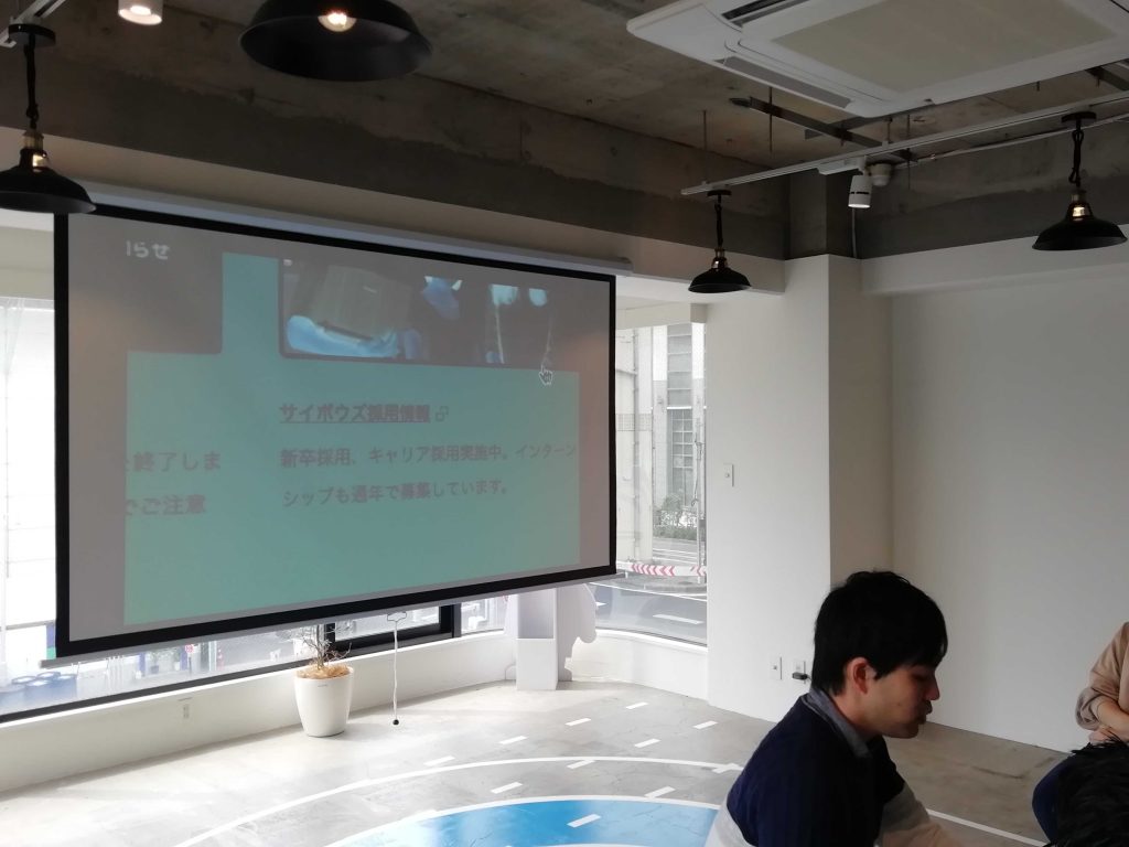 小林さんがロービジョンの方の使用環境を再現する様子。