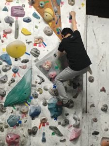 ボルダリング中の小林