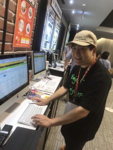 説明中の柳澤さん