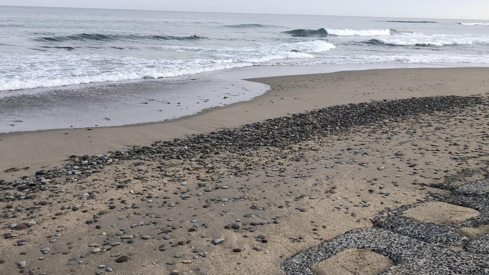 小石混じりの浜