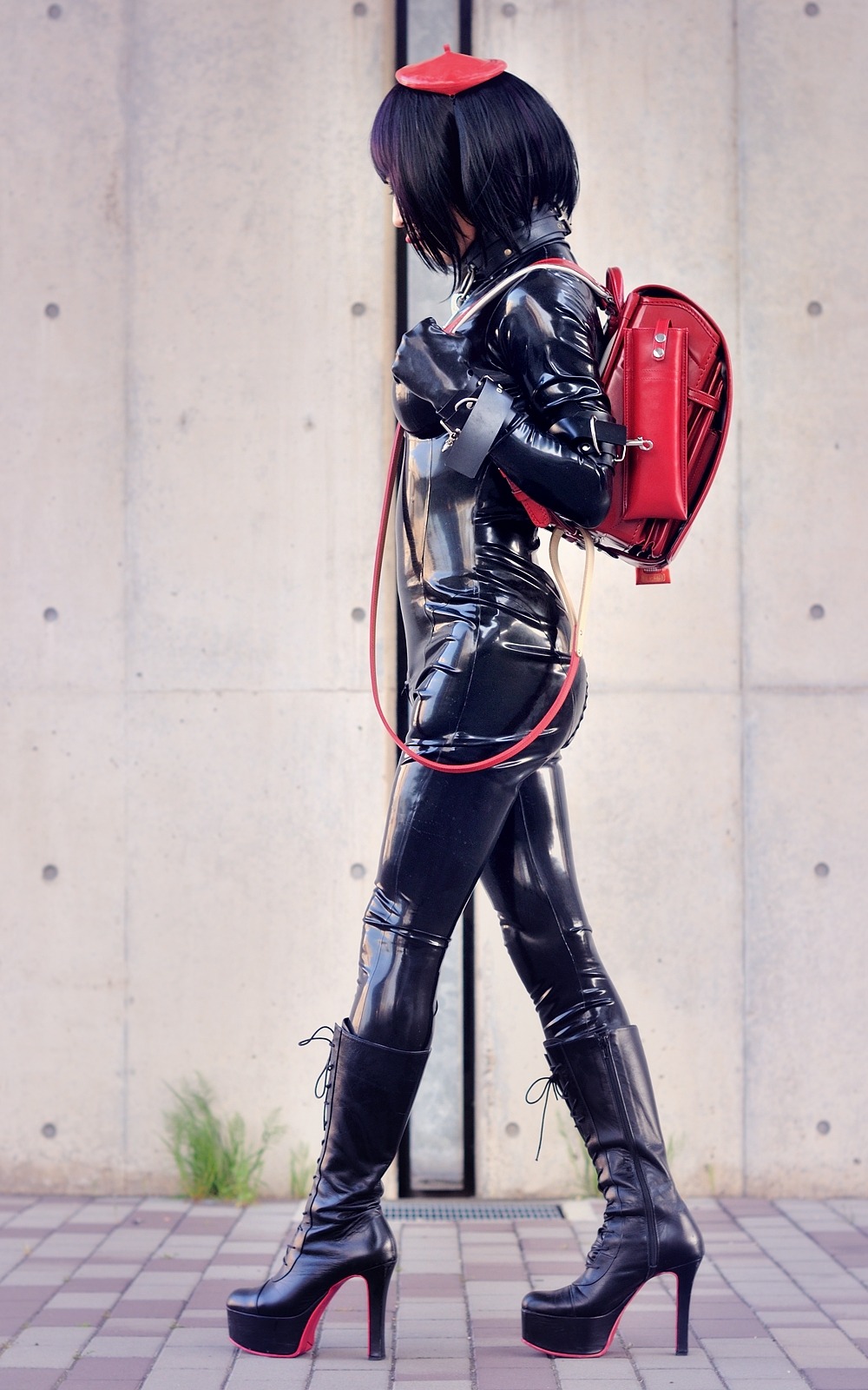 引用；sutiblr: Black rubber latex catsuit， black long boots， and with red randoseru