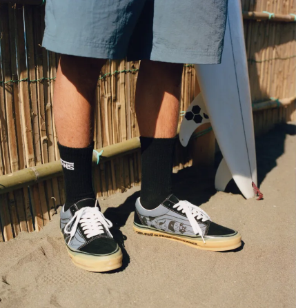 バンズ ×花井祐介より、“嵐のときの曇り空”着想のグレーをキーカラーに