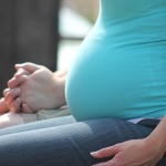 臨月の外出は近所ならOK? ただし、保険証や母子手帳の準備は忘れずに! 臨月の外出は近所ならOK? ただし、保険証や母子手帳の準備は忘れずに!