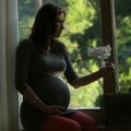 妊娠中に足の付け根が痛む理由とは?その原因と解消方法について 妊娠中に足の付け根が痛む理由とは?その原因と解消方法について