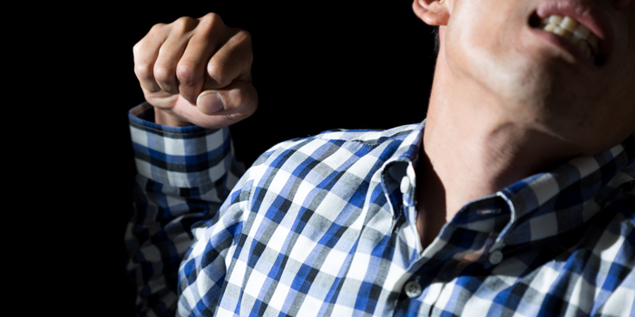 暴行罪の初犯は逮捕される？刑罰の相場と前科を避ける方法を解説