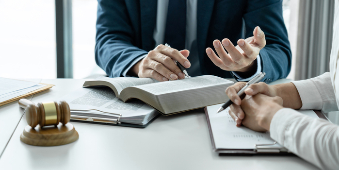被告人と被疑者、容疑者の違いとは?基礎知識や被告人の権利を解説
