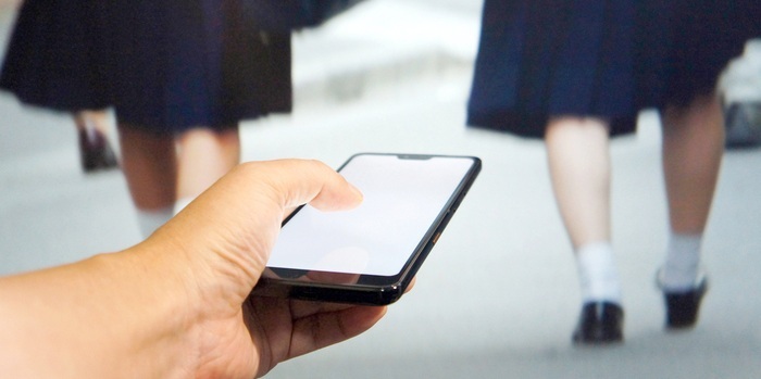 教員の盗撮は即懲戒免職?適用される法律・懲戒リスクや対応策を解説