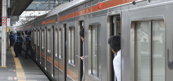 電車で暴行をしたら逮捕されてしまった 適用される罪と前科の回避方法 刑事事件弁護士ナビ