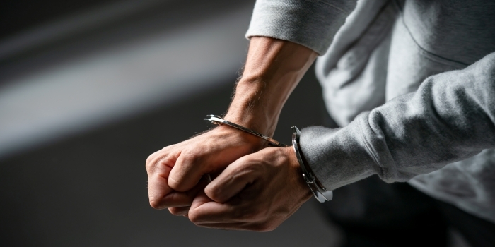 窃盗で捕まったら弁護士に相談！費用や示談、解決までの流れを優しく解説