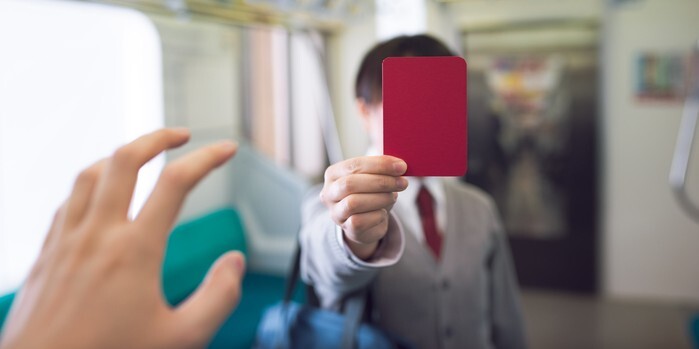 電車で盗撮をした場合の罪は?後日逮捕の可能性は?重い刑罰を避ける方法も解説