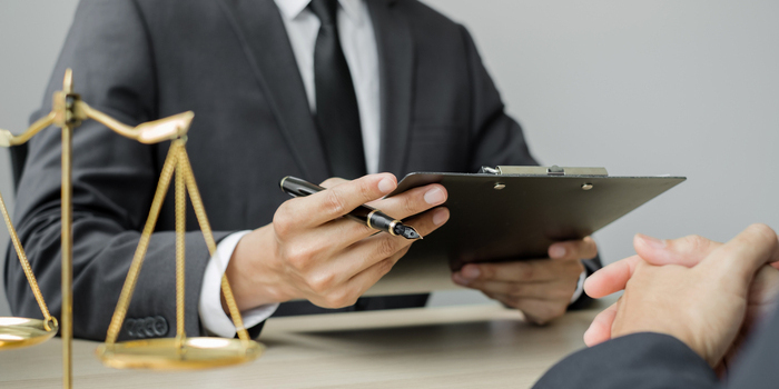 触らない痴漢も犯罪？逮捕された場合の流れや適切な対処法を解説