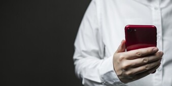 彼女を盗撮したらどんな罪に問われる？バレたときのNG行為と対処法も解説