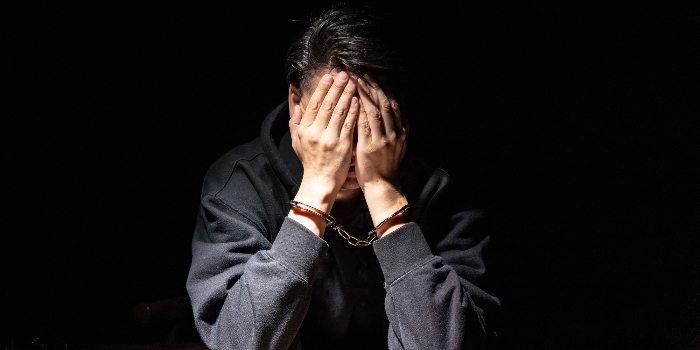 強盗で逮捕されたときの罪状・法定刑は？逮捕後の流れや刑罰を軽くする対処法も解説