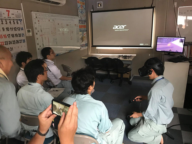 VRゴーグルを付けて現場のイメージを共有している様子(以下の写真、資料:正治組)