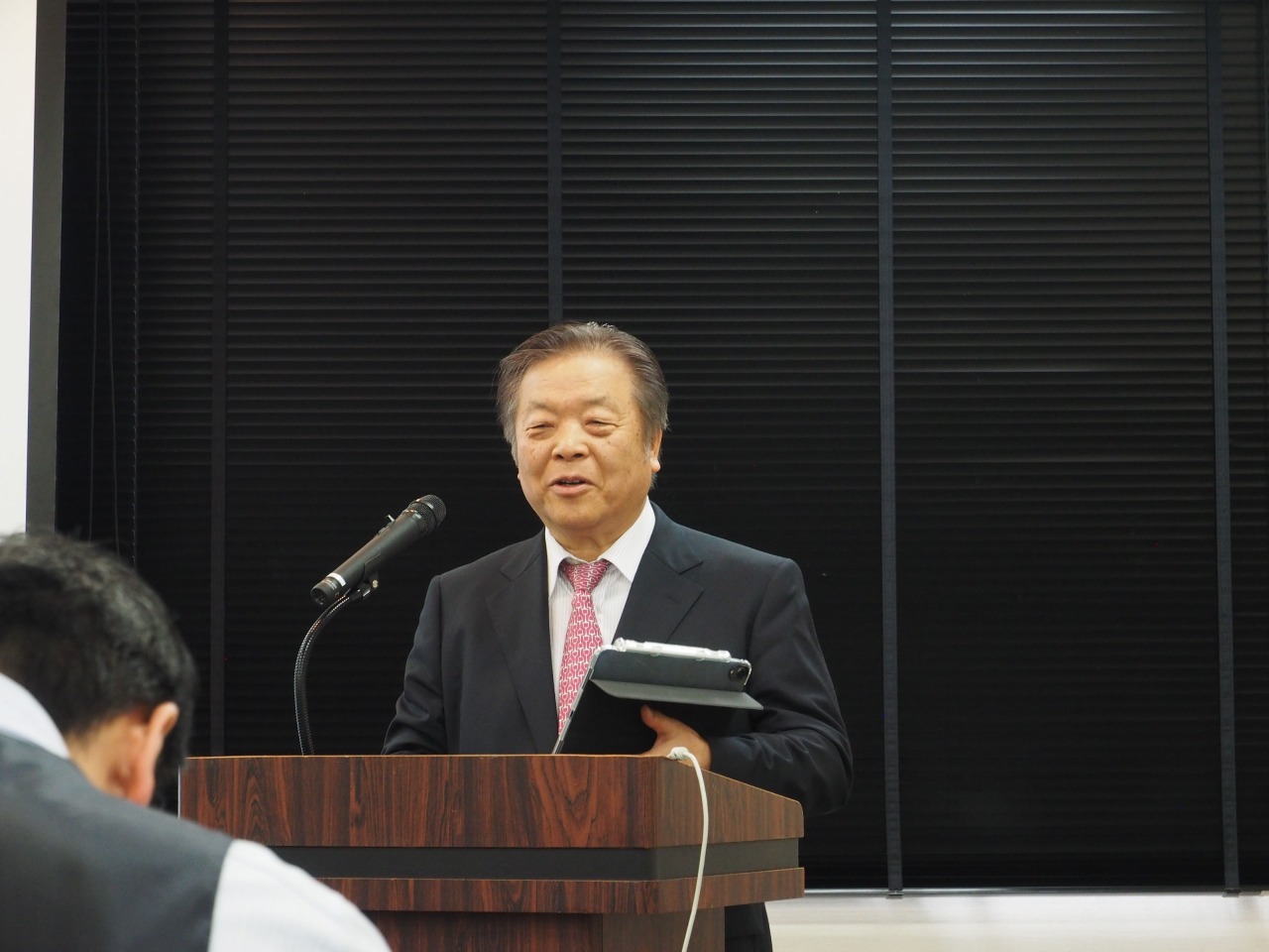「eYACHO for Business 5」の新製品発表会であいさつするMetaMoJi代表取締役社長の浮川和宣氏