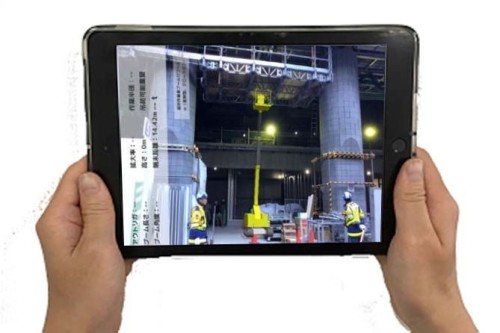 タブレット端末を向けると、現場と高所作業車の3Dモデルが重なって見え、納まりや作業スペースなどを確認できる