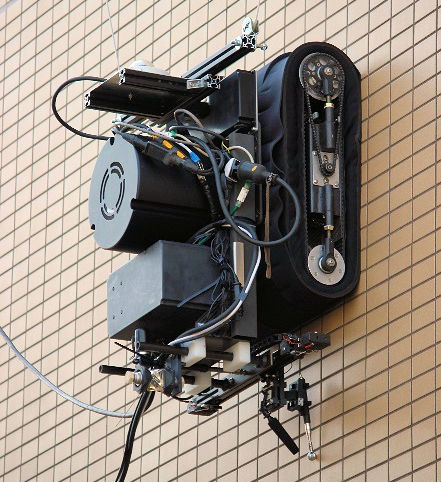 検査作業中の壁面走行ロボットの拡大写真