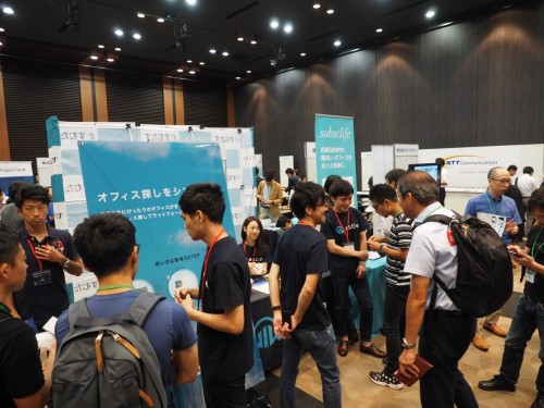 展示会場もこの通り。Tシャツ姿があふれていた