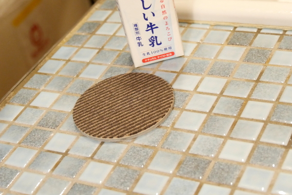 牛乳をキレイに拭き取れたロボフロアーの写真