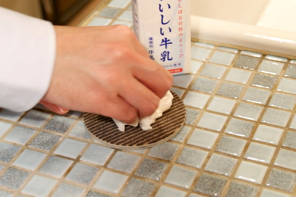 ロボフロアーにこぼした牛乳をティッシュで拭き取っている写真