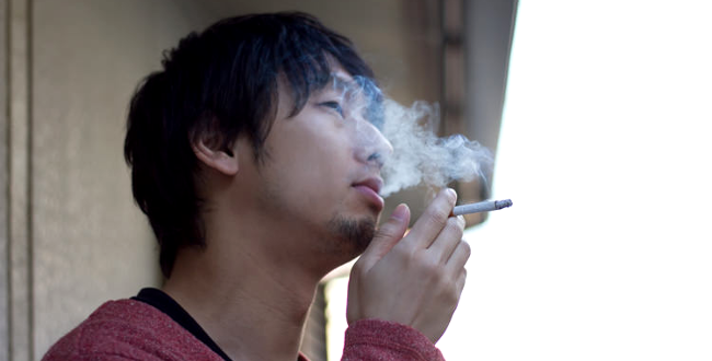 現場でタバコを吸う人のイメージ写真