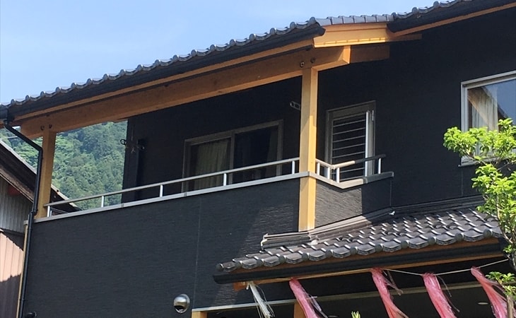 大屋根とバルコニー-min