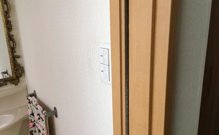 トイレの電気スイッチの場所