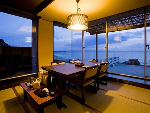 【食事処／座敷】伊勢湾を眺めながらお食事を愉しめます