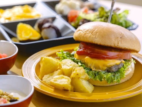 【朝食】能登牛・能登豚を使ったハンバーガー