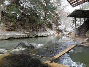 ★川岸露天風呂から見る雪景色