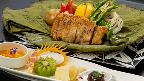 デラックスプラン7階客室「どろぼう鶏の山賊焼」とナチュラルハーブティBARの至福のひととき