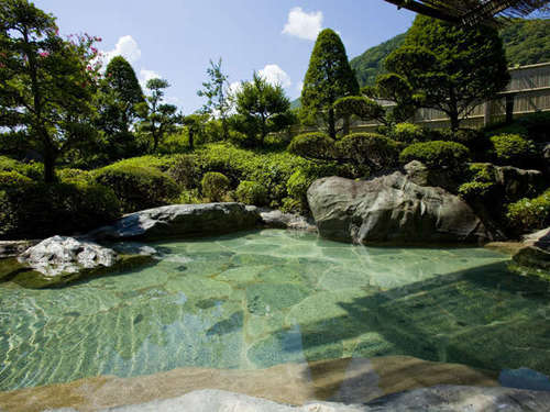 南アルプス産の大石を配した露天風呂