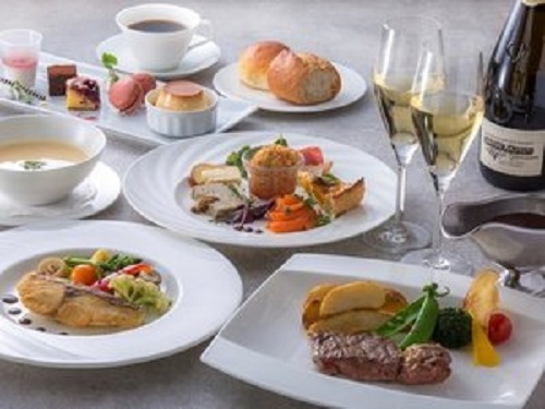 【ご夕食はゆっくりとお部屋で】季節のルームサービスディナー付プラン＜11時OUT＞夕朝食付