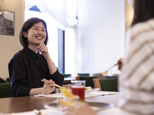 明るく開放的なレストランでご朝食をお楽しみください。