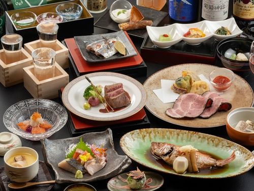 【オールインクルーシブ】夕・朝食時ドリンク飲み放題！「四季特選会席」＜半個室食事処＞