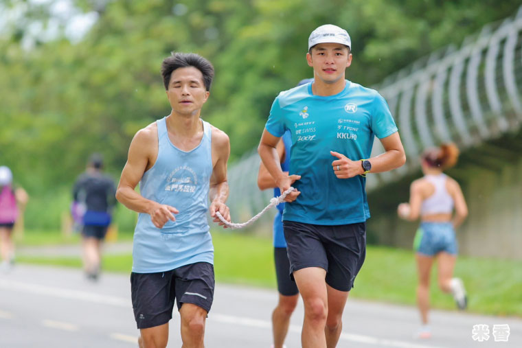 化身賽道上的最強推手，吳承泰擔任 視障陪跑員，攜手圓鐵人夢。