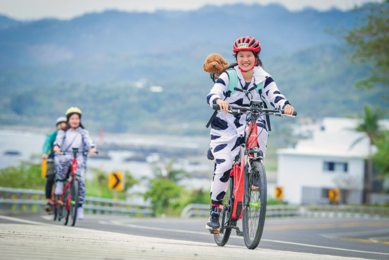 「LAVA玩賽樂園」參加者變裝騎單車，歡樂運動。