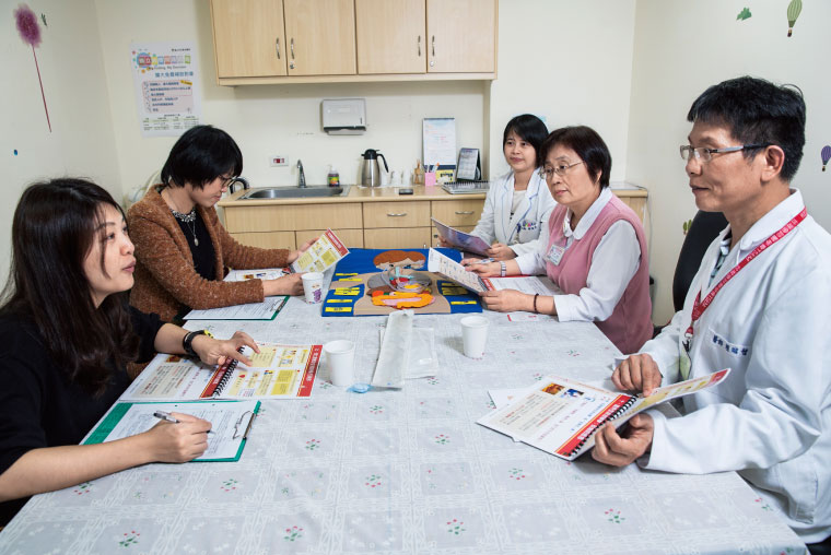 預立醫療照護諮商需由醫師、護理師、社工師或心理師組成三人諮商團隊，人力 成本極高，許多醫院無法提供足夠量能。