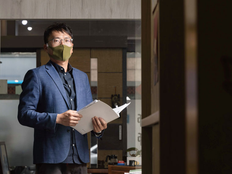 作為癌末患者家屬的律師兼諮商心理師紀岳良，認為安樂死是基本人權和 人性尊嚴保障，政府應盡速啟動安樂死合法化的實質討論。