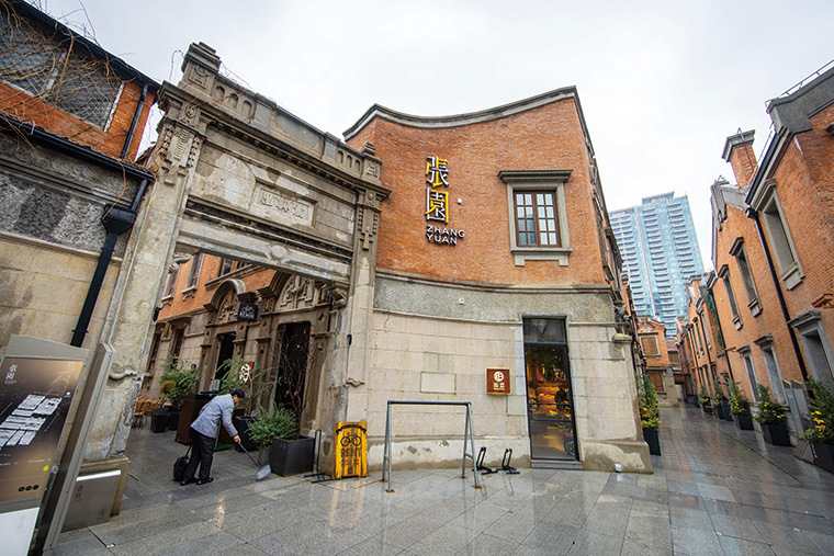 張園是上海知名石庫房建築，如今已是景點賣場，王家衛拍《繁花》，第一場戲也在這取景。