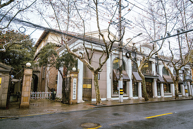 金宇澄在上海作家協會，編了數十年《上海文學》雜誌
