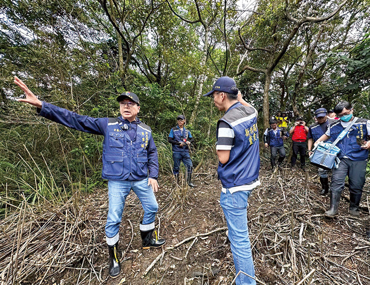 新北市副市長劉和然（左）帶隊視察，掌握環境犯罪集團的汙染排放狀況。