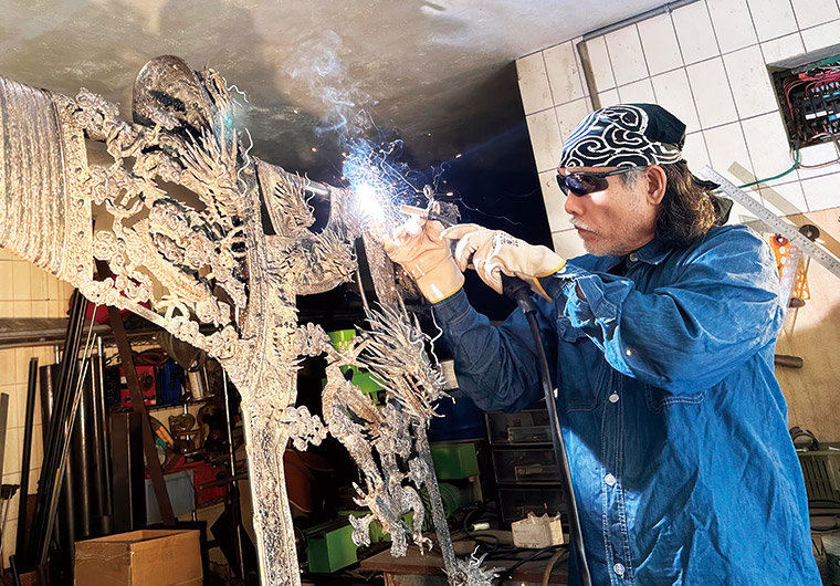 陳文傑幾乎每天都在工作室度過，敲打著廢鐵、醉心於創作。