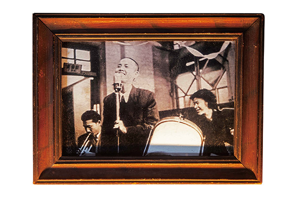 老照片記錄李臨秋（中）在大稻埕酒家演唱的身 影。