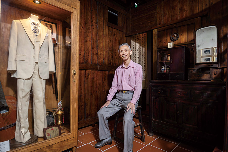 李臨秋的么子李修鑑，很開心能分享父親的仕紳 穿著，及紅眠床、老櫥櫃等家族生活器具。